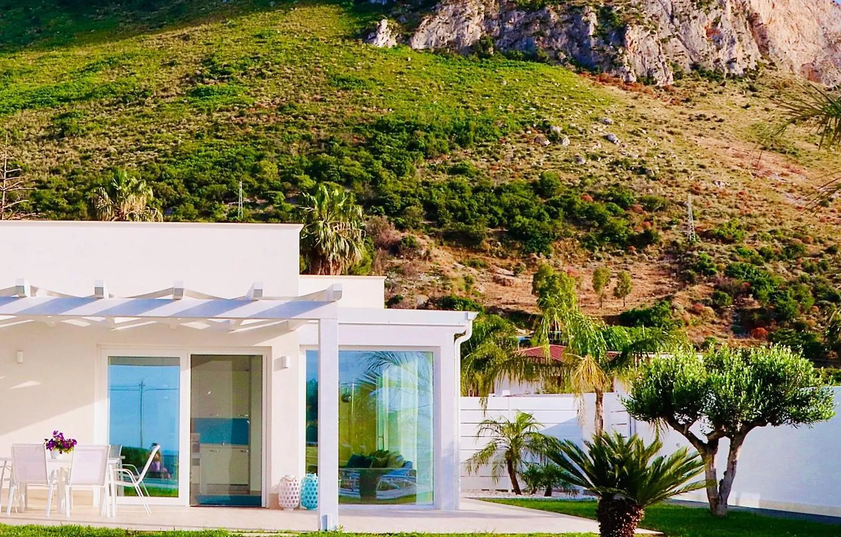 Golden Holiday 2 Ville Con Piscine Indipendenti E Separate contacts